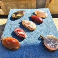 معاوضه نگین های گردنبند با لوازم کوهنوردی