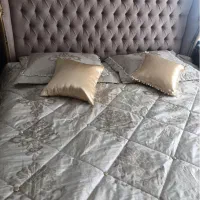 روتختی دو نفره یکبار استفاده شده روی تخت و رومیزی