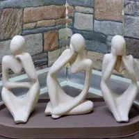 مجسمه های سه تایی متفکر و مجسمه آغوش