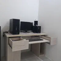 میز تحریر و کامپیوتر