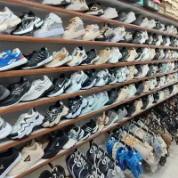 فروشنده در کفش فروشی