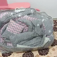 راکر چوبی و رختخواب نوزاد