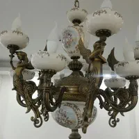لوستر و آباژور کنار سالنی