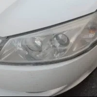 یک جفت چراغ جلو رانا