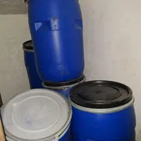 بشکه ۱۲۵ لیتری نو|ظروف نگهدارنده، پلاستیکی، یک‌بارمصرف|کاشان, کارگر|دیوار