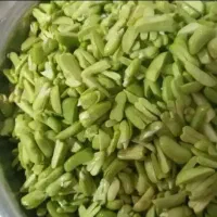 باقالی و سبزیجات پاک و خرد میکنم