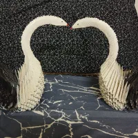 دوعدد قو زیبا با کاغذ درست شده