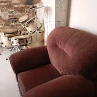 صندلی-تختخواب-میزعسلی-فرش-چوب پرده