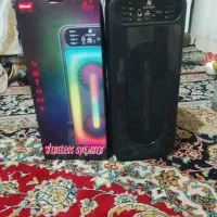 یک عدد اسپیکر اکبند با میکروفن