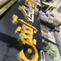 به یک کارگر برای کار تابلو سازی نیازمندم