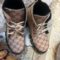 بوت طرح گوجی رنگ کرم با لژ مشکی و بند کرم سایز ۳۸