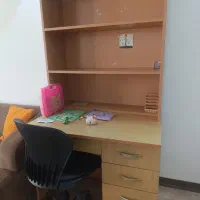 میز تحریر و کتابخانه
