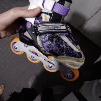 یک جفت اسکیت حرفه ای سالم با لوازم