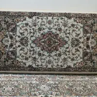 چهار عدد پشتی نونو زمینه کرم و یک ساعت دیواری