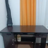 میز تحریر و کامپیوتر