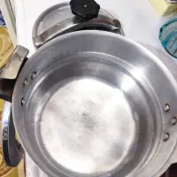 تعدادی وسیله آشپز خانه دیک چاقو کاسه وپشقاب چینی|ظروف سرو و پذیرایی|بروجرد, |دیوار