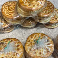 نیروی خانم در کلوچه پزی