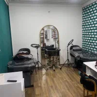 میر ناخن،تخت مژه و تتو،آینه قدی،صندلی پایه استیل|آرایشگاه و سالن‌های زیبایی|قم, نیروگاه|دیوار