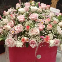 دسته گل طبیعی با رز صورتی و سفید