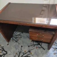 میز اداری و کامپیوتر