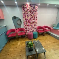 صندلی های صورتی با اسکلت استیل طلایی