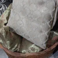 تعدادی کوسن|رختخواب، بالش، پتو|محمدشهر, محمدشهر|دیوار