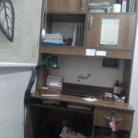 میز همراه با کتابخونه