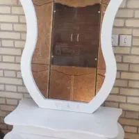 میز . آینه . شمعدون