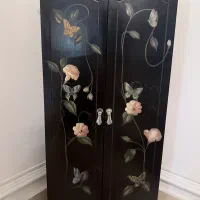 کمد دکوری چوبی طرح دست‌نقاشی بسیار تمیز