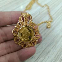 طلا زنجیر و پلاک ۱۵۰ بالای تابلو
