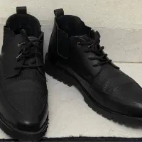 تعدادی کفش برند به فروش میرسد