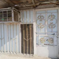 در وپنجره  باهم چسبیده