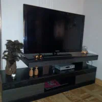 تلویزیون به همراه میز