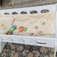 تخت کوچک وکم جاکنارتخت مادر