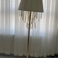 آباژور ایستاده