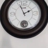 دو عدد ساعت دیواری گرد سفید و قهوه ای