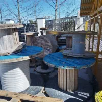 تعدادی قرقره کابل چوبی