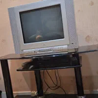 تلویزیون قدیمی همراه با میز