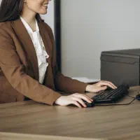 نیروی خانم دفتر اداری