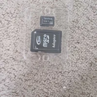 دوعدد کارت حافظه چهار گیگ همراه با درگاه