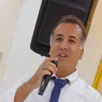 خواننده هستم.