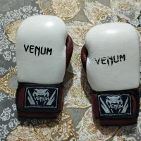 یک جفت دستکش ونوم یه جفت هم ساق‌بند جورایی