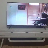 میز تلویزیون و ساعت پایه دار