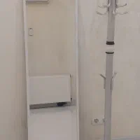 آینه قدی و آویز لباس