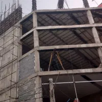 دو نفر نیروی فنی اسکلت بتن