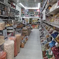 فروشنده خانوم و چیدمان خانوم در اجیل فروشی