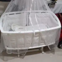 تخت کنار مادر