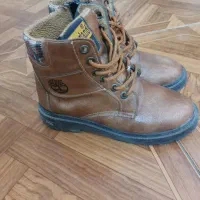 یک جفت پوتین چرم قهوه ای دخترانه