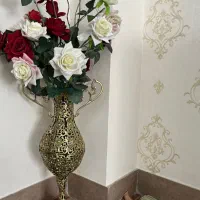 گلدان برنز همراه با گل
