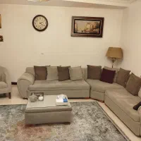 یک دست مبل ال همراه میز عسلی بزرگ